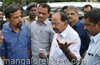 Mangaluru: Anti-Yettinahole protestors wave black flags at former CM Veerappa Moily